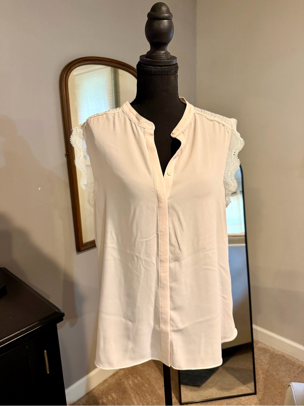 Sleeveless Lace-Trim Button Front Blouse - pink